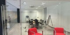 Puertas y separación de vidrio en oficina de Sevilla