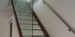 Escalera de vidrio en ático de lujo de Sevilla